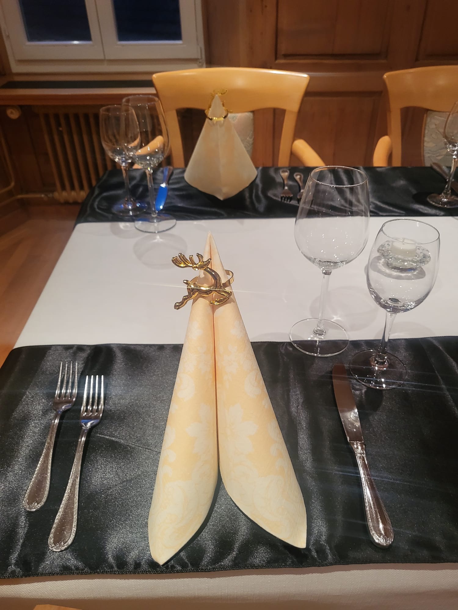 Gaststube mit Kerzenlicht
